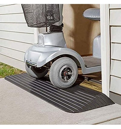 Plan incliné en caoutchouc noir pour scooter et rollator