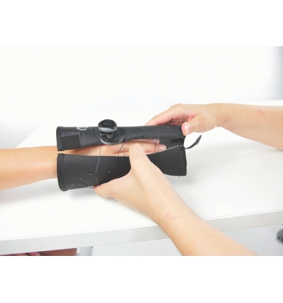 Mise en place de l'attelle thermoformable Exos poignet-pouce court