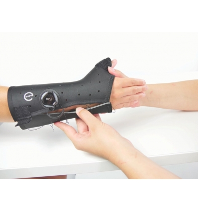 Mise en place de l'attelle thermoformable Exos poignet-pouce court