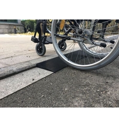 Rampe de seuil PMR biseautée en caoutchouc pour fauteuil roulant