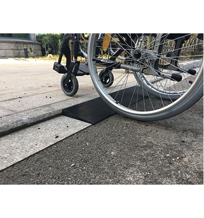 Rampe de seuil PMR biseautée en caoutchouc pour fauteuil roulant