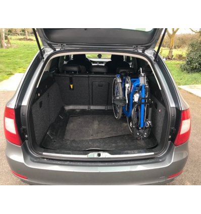 Tricycle adulte pliant Di Blasi R32 dans le coffre d'une voiture