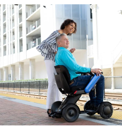 Fauteuil roulant électrique Whill C2 bleu clair