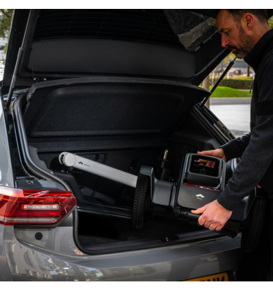 Trottinette électrique 3 roues Whill Model R dans le coffre d'une voiture