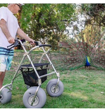 Déambulateur 4 roues tout terrain pour la plage Wheeleez AccessWalk dans l'herbe