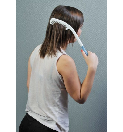 Peigne ergonomique avec long manche