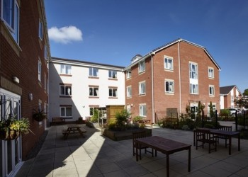 Maison de retraite ou résidence seniors : quel choix faire ?