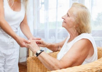 Maintien à domicile : en quoi consiste la personne de confiance ?