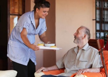 Comment faciliter la prise de repas : les aides techniques