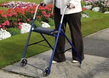 Comment utiliser un déambulateur 2 roues en toute sécurité ?