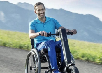 Comment transformer un fauteuil roulant manuel en électrique ?
